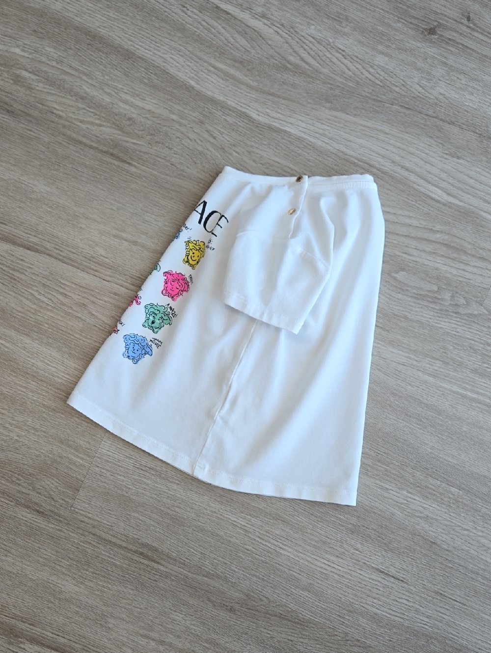 Versace White Kids T-Shirt with Multicolor Medusa Icons, Size 2-3y - Picture 3 of 6